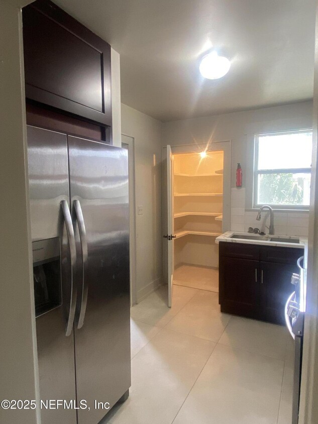 Foto del edificio - 537 W 17th St