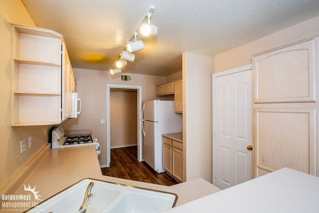 Building Photo - Stunning 3Bdm 2.5Ba Townhome in Henderson!