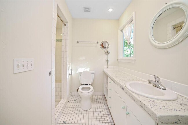 Foto del edificio - 2716 E 22nd St