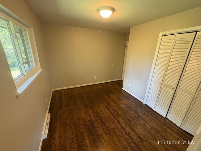Foto del edificio - 115 Trout St NW