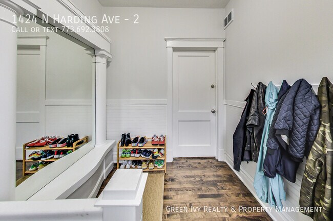 Foto del edificio - 1424 N Harding Ave