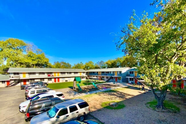 Building Photo - Spacious 2 Bedroom / 1 Bathroom Apartment ...