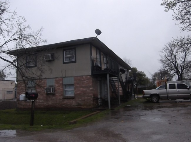 Building Photo - Oaks at Bonham Apartments