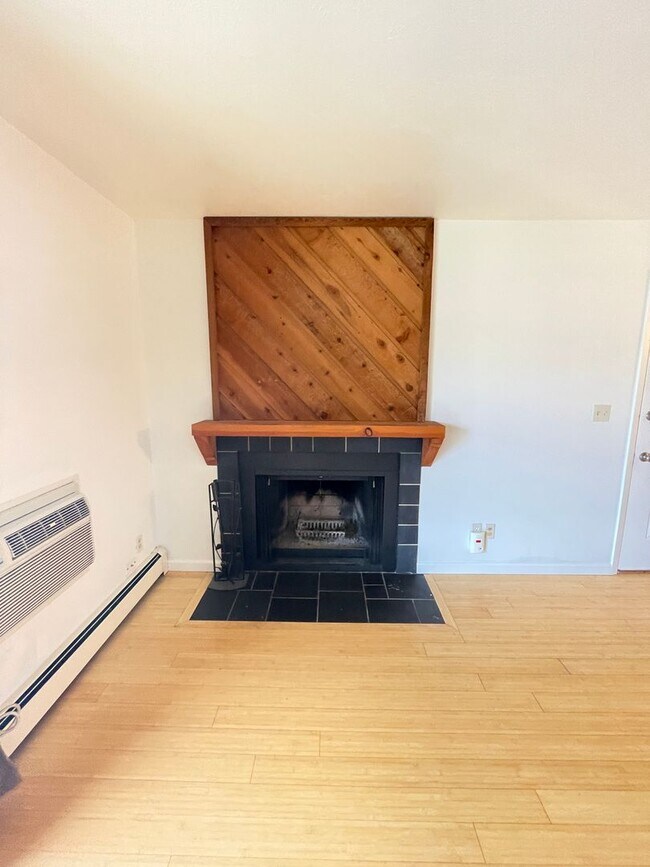 Building Photo - Updated 2B/2B 3rd floor Condo on Manhattan