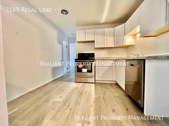 Foto del edificio - Newly Renovated 2-Bedroom Apartment with M...