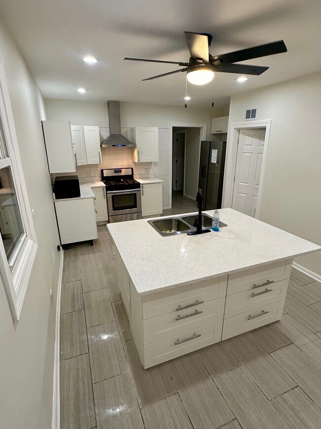 Building Photo - 1928 N Keeler Ave