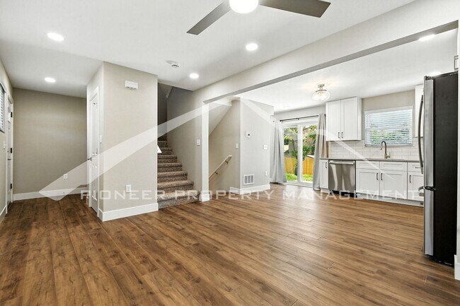 Building Photo - Spacious Home with Washer/Dryer and Centra...