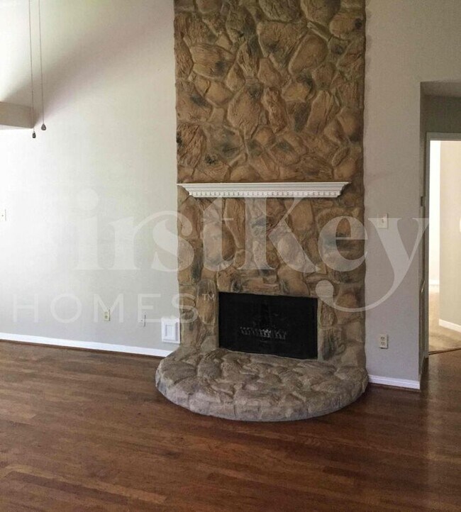 Foto del edificio - 4030 Meadowgold Ln