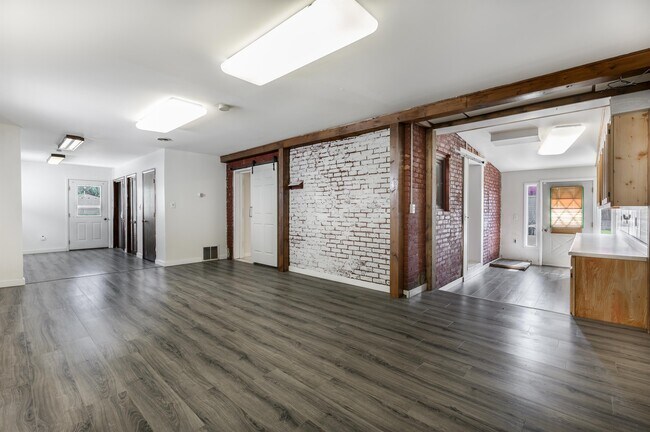 Building Photo - 2 Cherry St