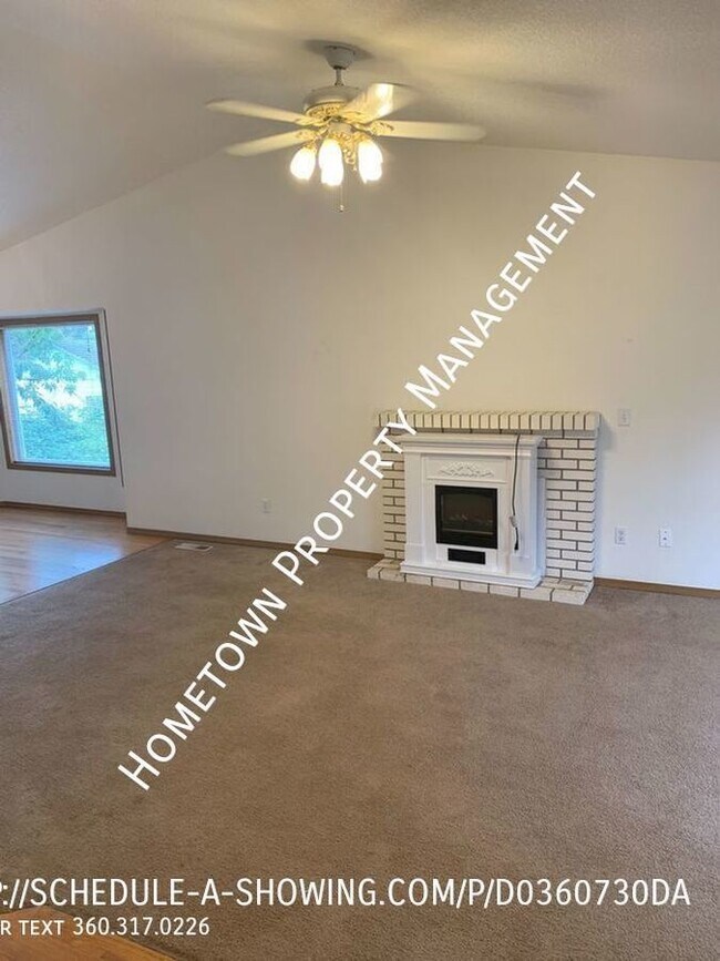 Foto del edificio - Spacious 3 Bedroom Tri-Level Home!