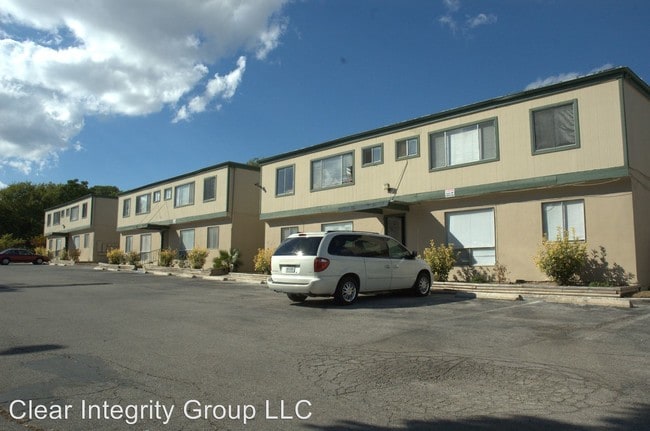 Building Photo - 227 Deerwood Dr