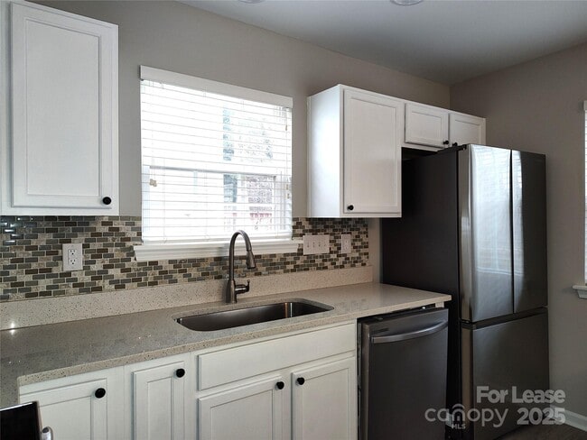 Building Photo - 7383 Sun Dance Dr