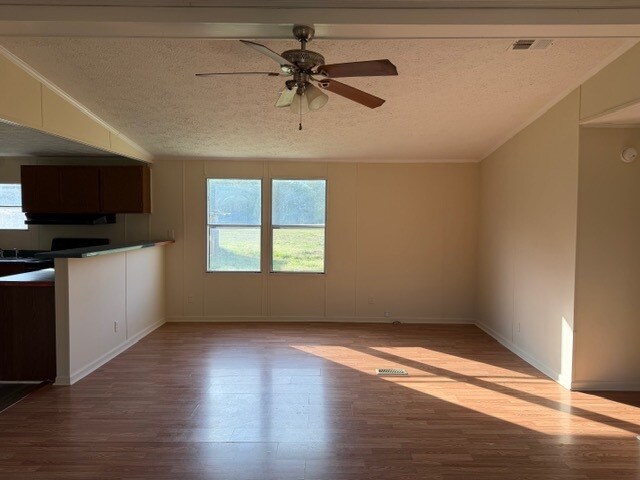 Foto del edificio - 835 Milford Rd