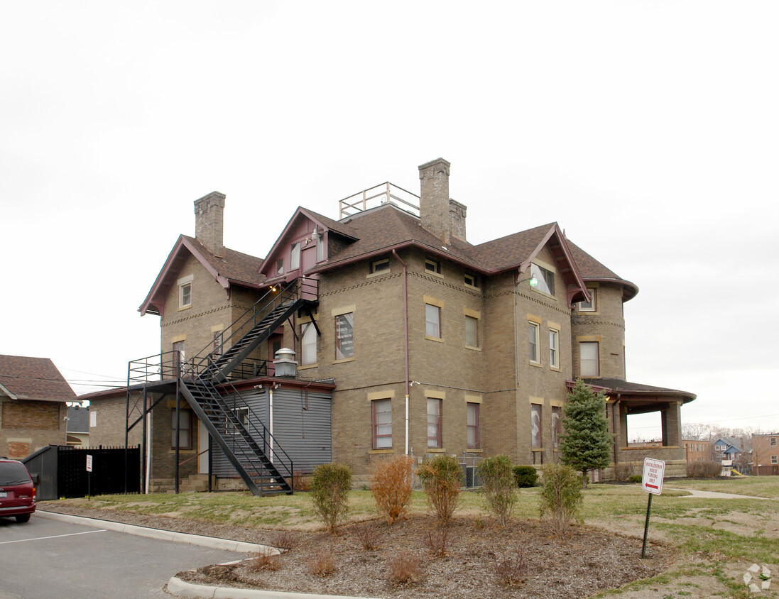 Building Photo - Huckleberry House