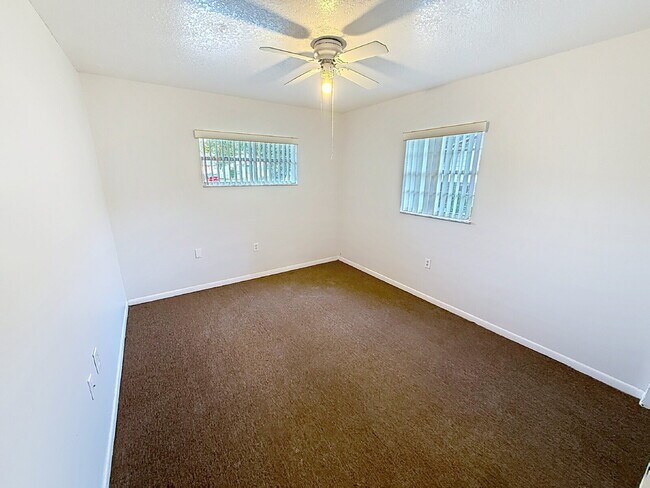 Foto del edificio - Lovely 2 bedroom 1 bath with pool!
