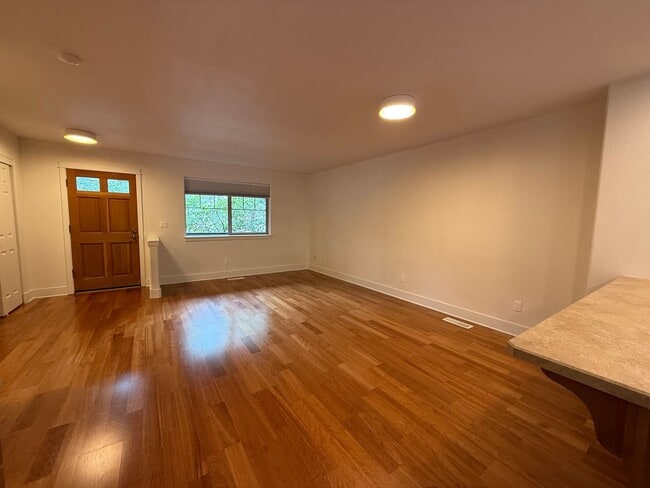 Building Photo - Beautiful 2 Bed/2.5 Bath Townhome on Bend's Westside - Shevlin Park Road