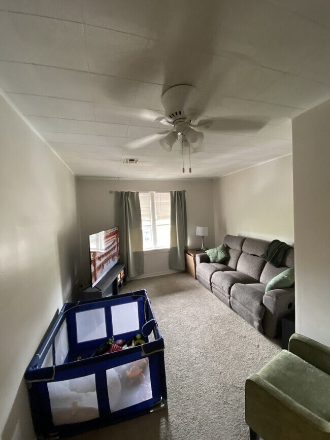 Foto del edificio - 738 1/2 Massachusetts