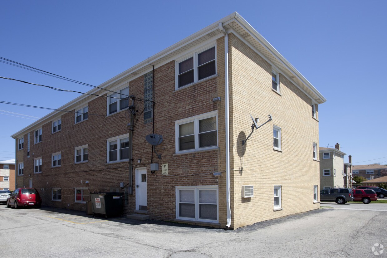 4760 N New England Ave, Harwood Heights, IL 60706 Apartments in