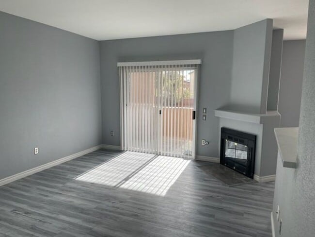 Building Photo - 2 Bedroom Condo in Silverado Ranch!
