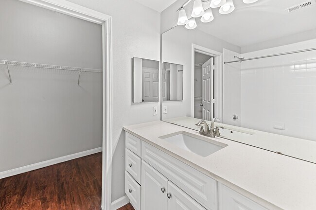Foto del edificio - 2320 Gracy Farms Ln