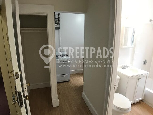 Building Photo - bedroom in Boston MA 02215