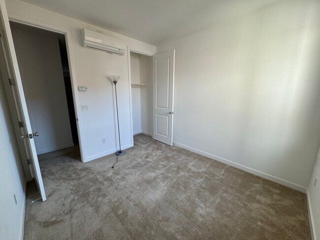 Foto del edificio - 5891 Cadence Ave