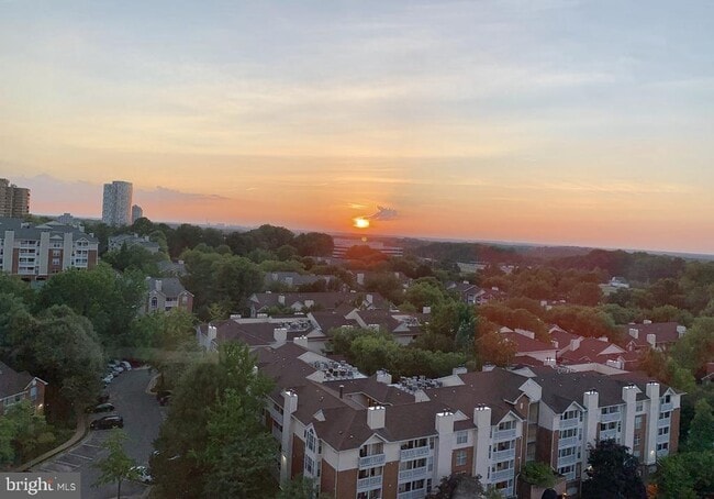 Foto del edificio - 8220 Crestwood Heights Dr
