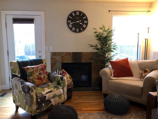 Foto del edificio - Charming 2br 1.5ba Two Level Condo in Dist...