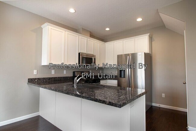 Building Photo - 4195 Cresthaven Ln