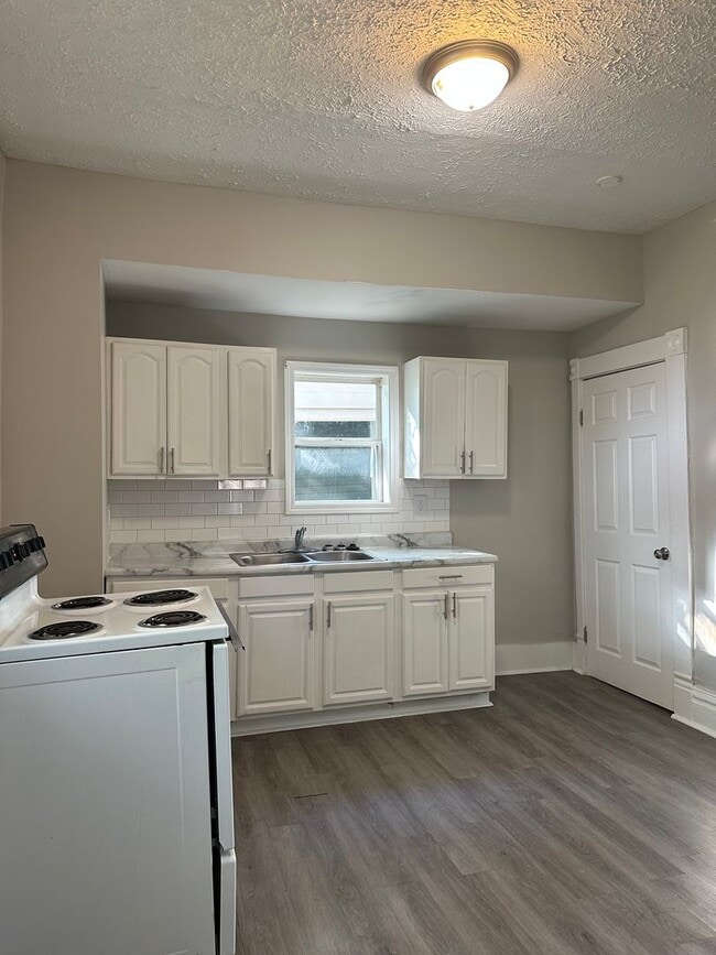 Building Photo - Welcome to this amazing 3 Bedroom, 1 Bathr...