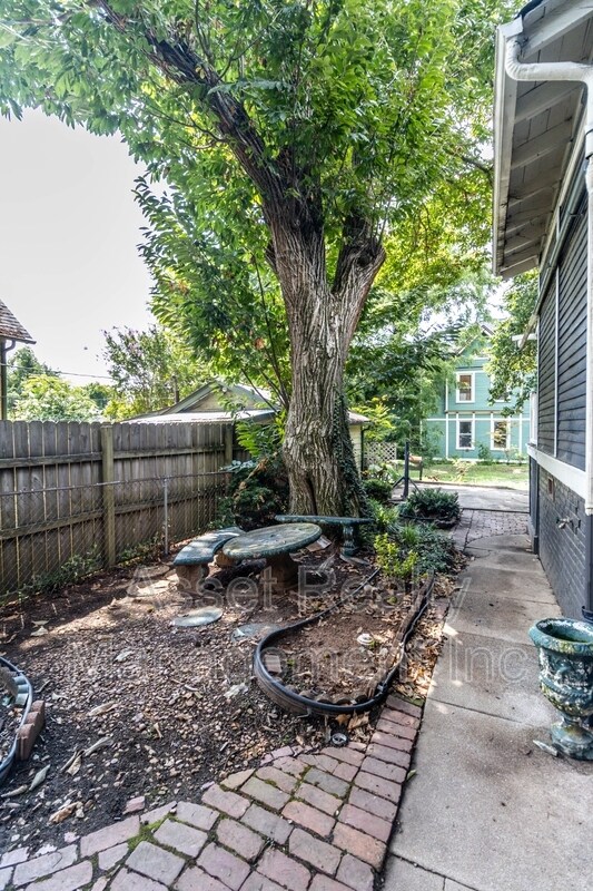 Foto del edificio - 602 Caswell Ave