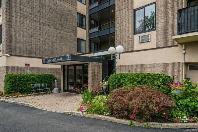 Building Photo - 130 Colonial Pkwy