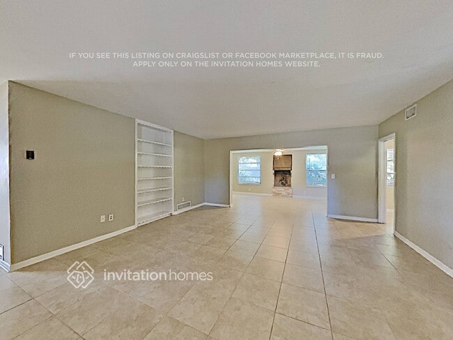 Foto del edificio - 12160 Croft Dr N