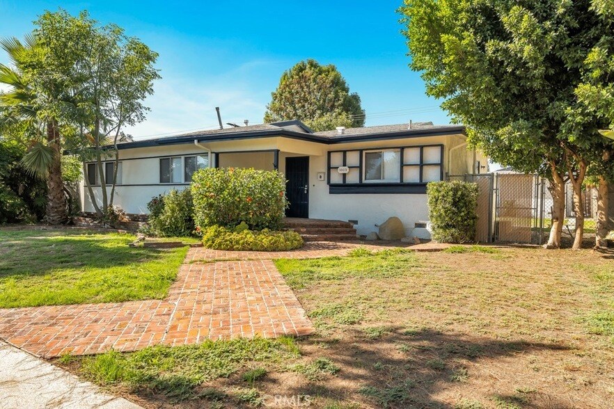 Foto principal - 16615 Chatsworth St