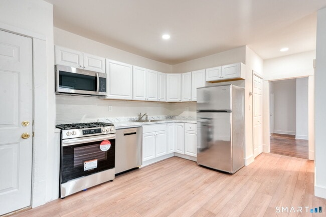 Building Photo - 152 Oak St