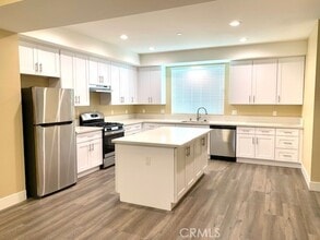 Building Photo - 1726 S Walnut Ave