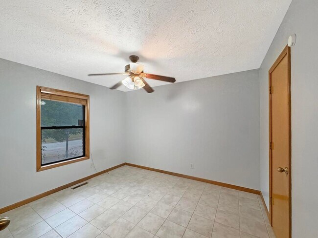 Building Photo - 303 S Suburban Ave