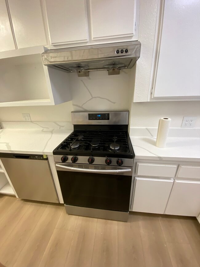 Foto del edificio - 5460 Pine Ave
