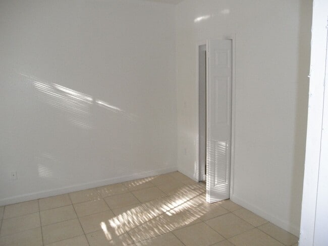 Building Photo - Shoma Townhomes
