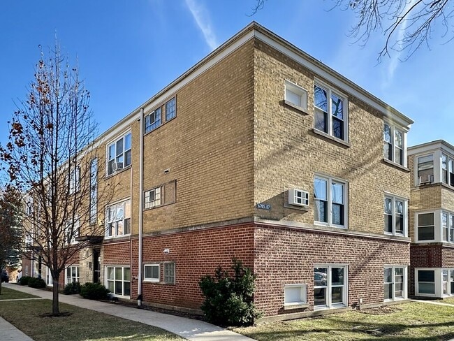 Building Photo - 6707 N California Ave