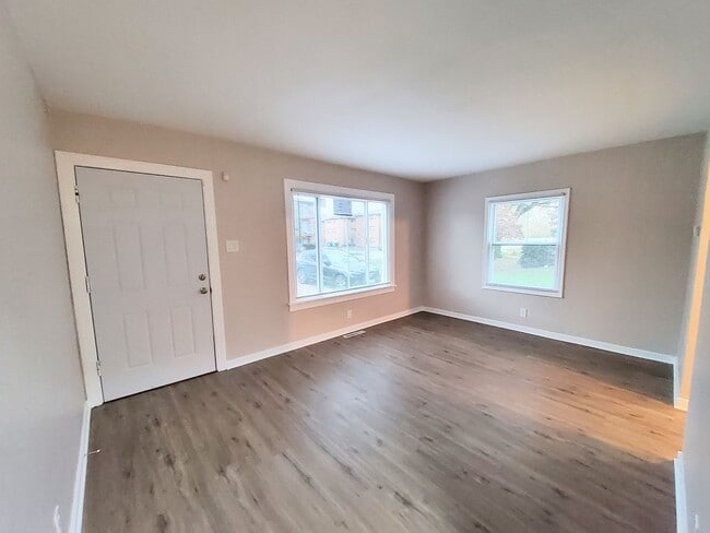 Building Photo - Cozy East Hazel Crest Home