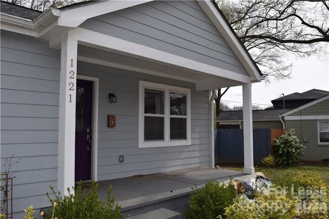 Foto del edificio - 1221 Meadow Ln