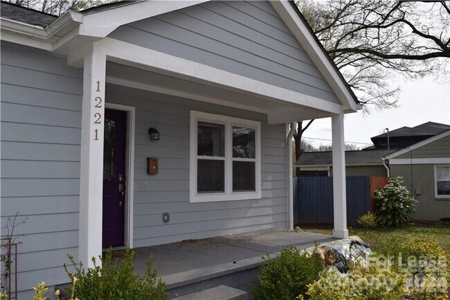 Foto del edificio - Cute Cottage - FENCED BACKYARD