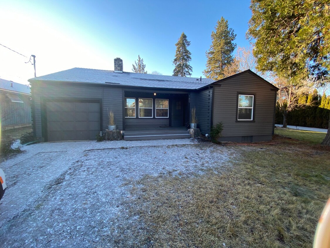 Primary Photo - Single level charmer in SE Bend!