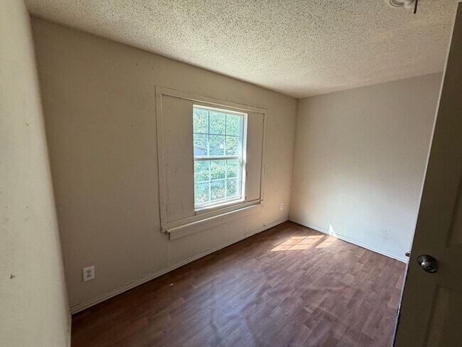 Building Photo - 406 S Aydelotte Ave