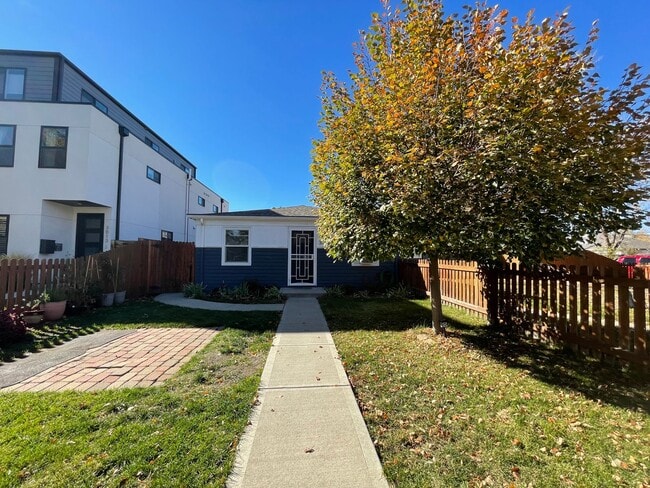 Foto del edificio - $0 DEPOSIT OPTION! TIMELESS VINTAGE CHARM: 2-BED, 1-BATH UNIT IN A CHARMING TRIPLEX