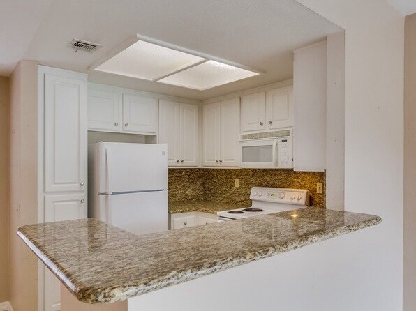 Building Photo - 2150 Camino De La Reina