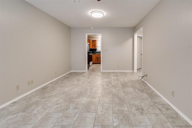 Building Photo - 824 Russell Cir