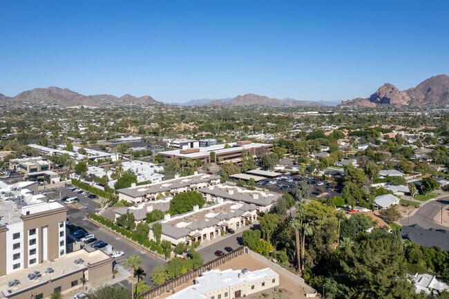 Foto aérea - Camelback Fountains Condominiums