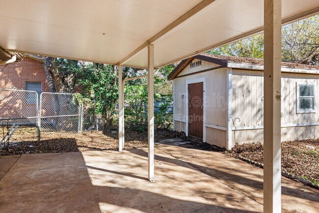 Foto del edificio - 8806 Fox Hollow Dr